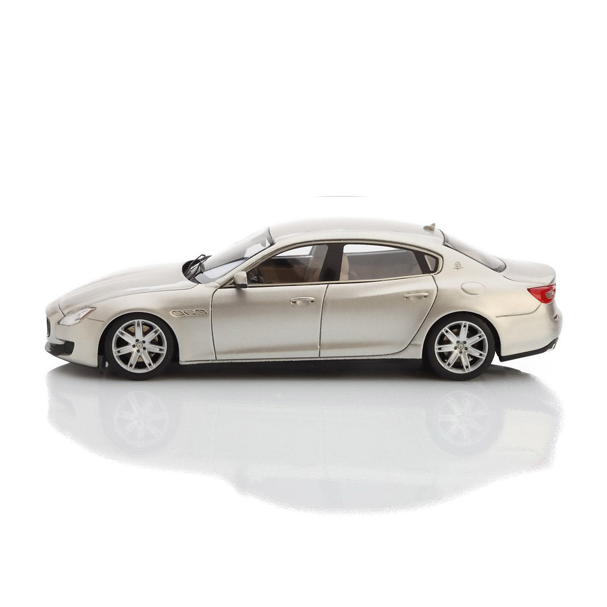 402-439 1/43 マセラティ Quattroporte GTS 402-439 1/43 マセラティ Quattroporte GTS 402-439 1 43