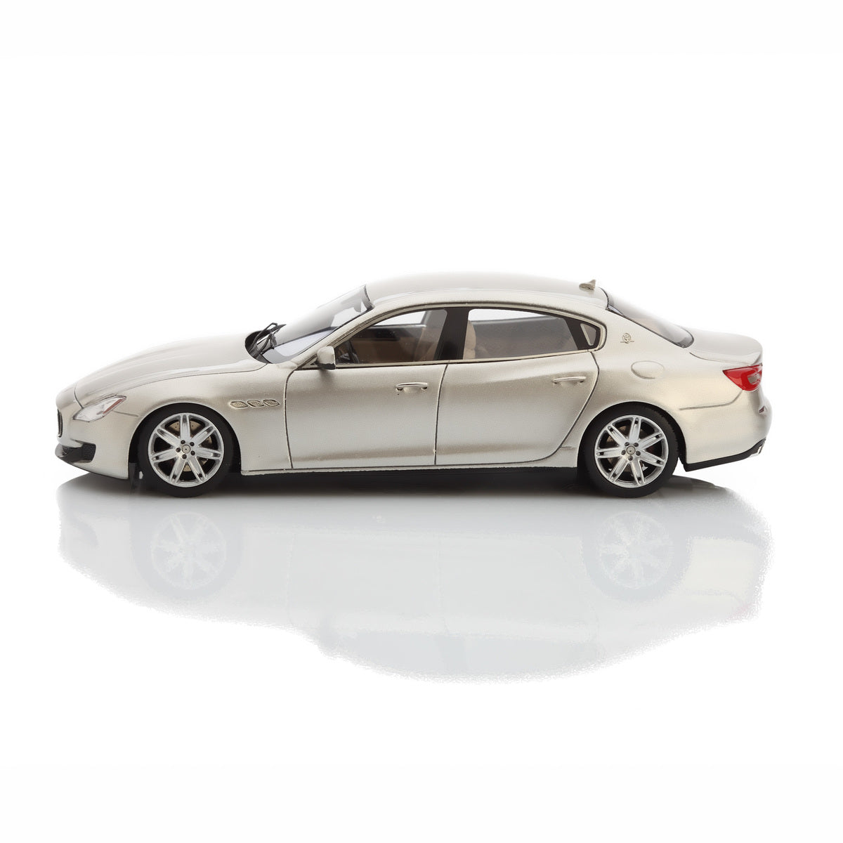 Maserati Quattroporte 2013 grey (Whitebox) 1:43 Maserati Quattroporte 2013 grey (Whitebox) 1:43