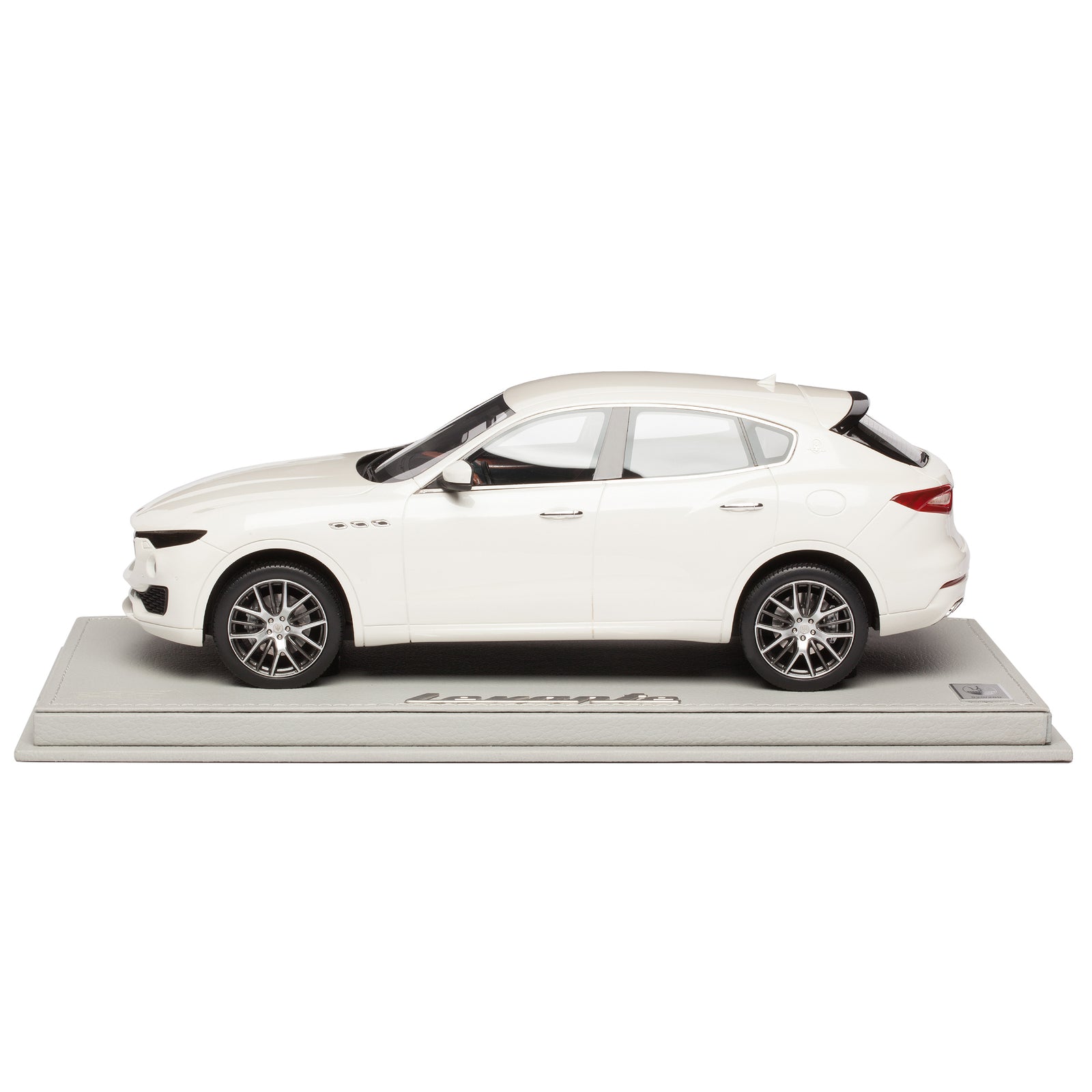 Maserati Levante 1:18ホワイトモデル 1:18 Levante Bianco Alpi – US - Maserati Store