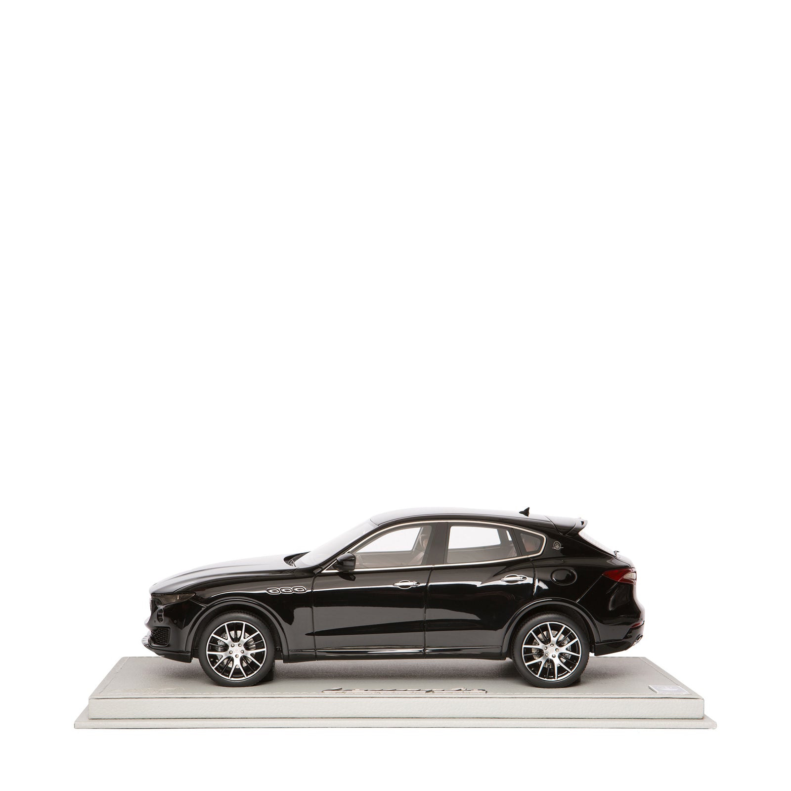 Maserati Levante 1:18ホワイトモデル 1:18 Levante Bianco Alpi – US - Maserati Store